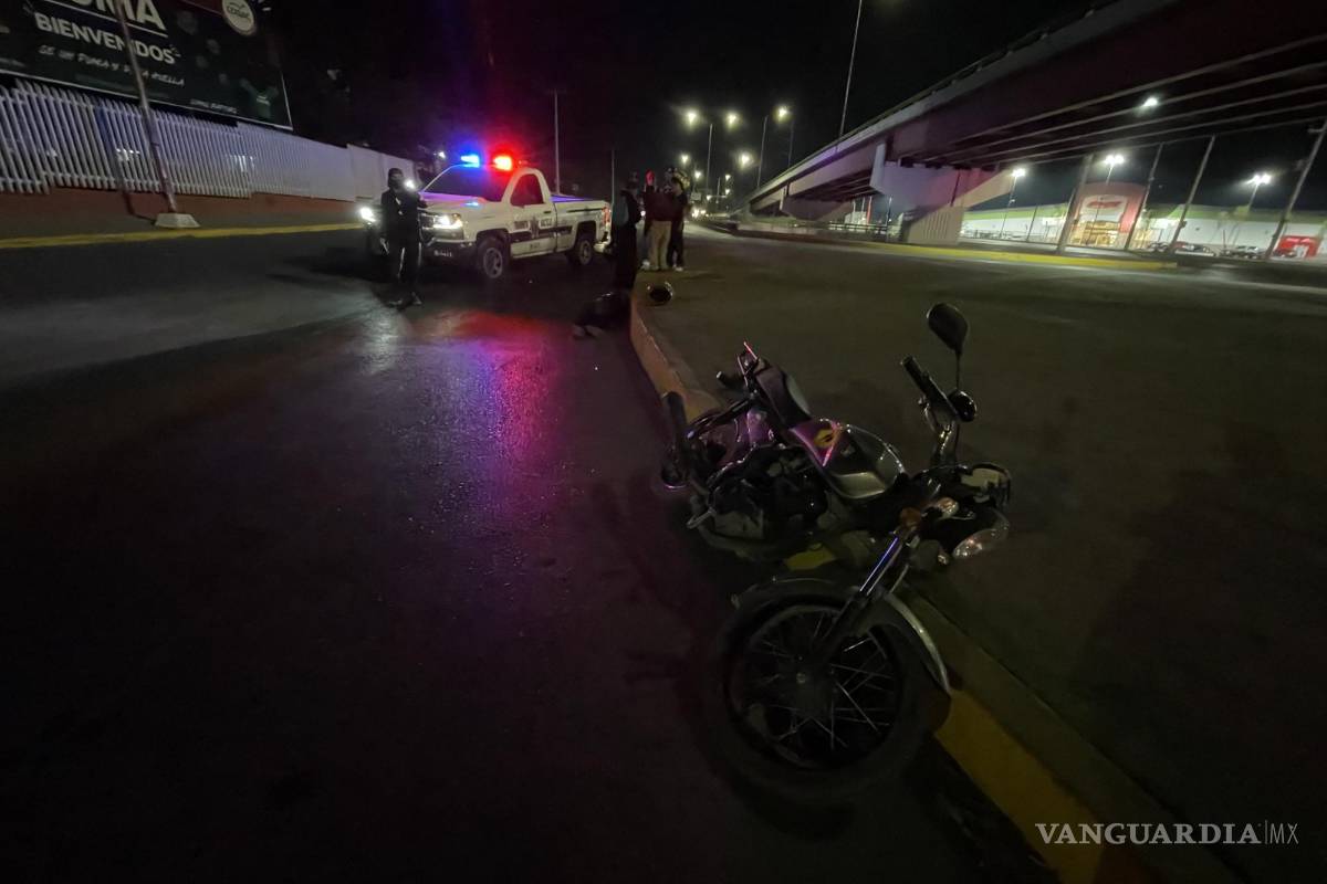 Mujer choca contra cuneta y ‘vuela’ de motocicleta en Saltillo; se encuentra grave