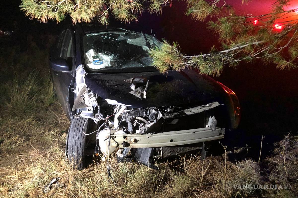 Conductor sale del camino y choca contra árbol, en carretera a Huachichil