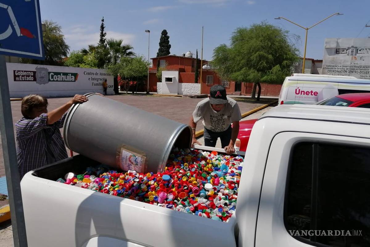 Juntan en Monclova más de una tonelada de tapitas para ayudar a niños con cáncer