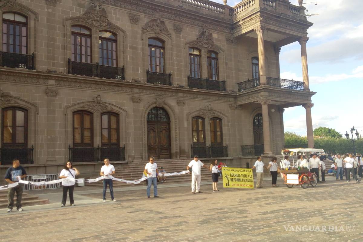 Maestros bloquean Palacio de Gobierno de Nuevo León