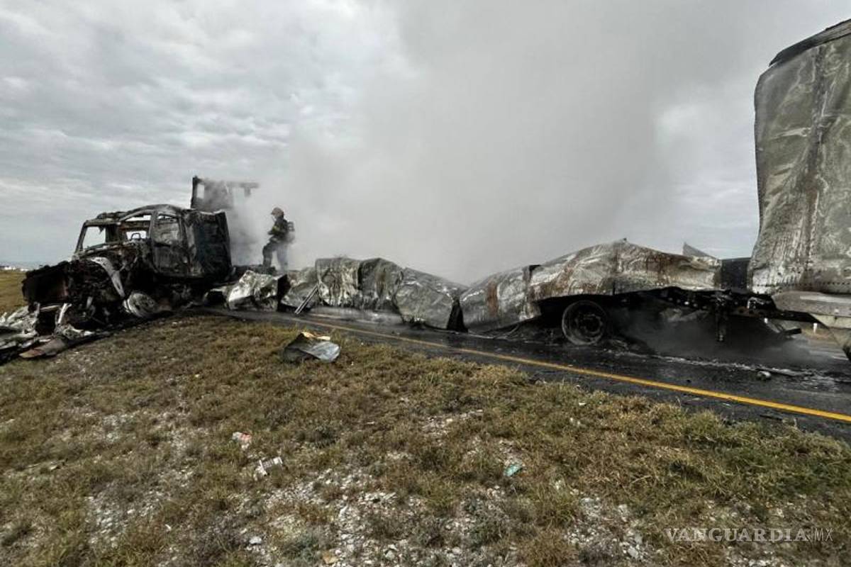 $!Cierran autopista Laredo-Monterrey por choque e incendio de tráileres