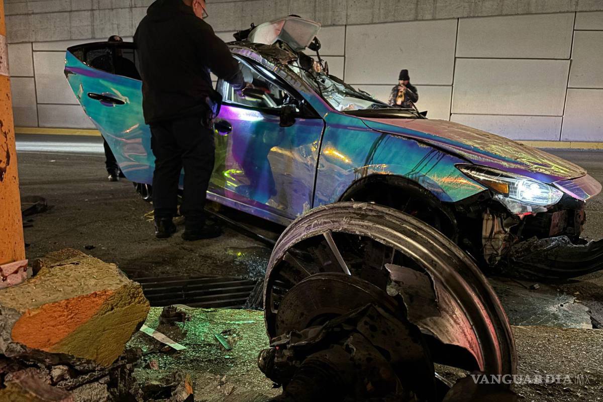 Entre la vida y la muerte joven tras aparatoso accidente en Saltillo; conducía a exceso de velocidad