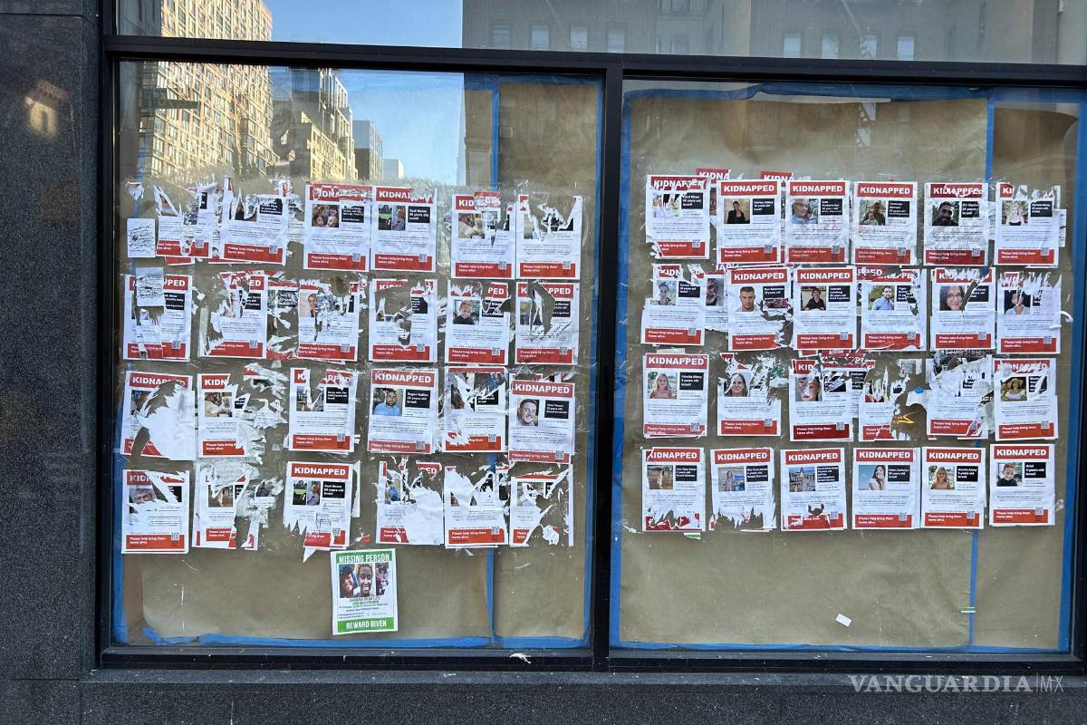 $!Vista de varios carteles destrozados con imágenes de personas secuestradas por Hamás en una calle de Nueva York.
