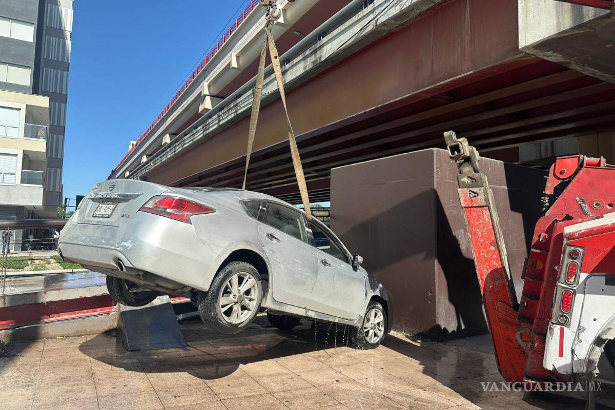 Cae auto con adulto mayor a canal del Paseo Santa Lucía, en Monterrey