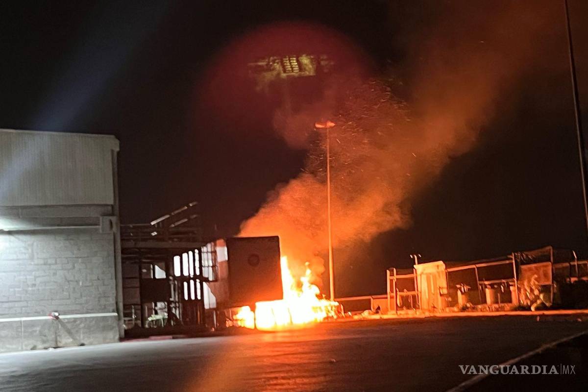 Ramos Arizpe: Bomberos controlan incendio atrás de tienda de autoservicio