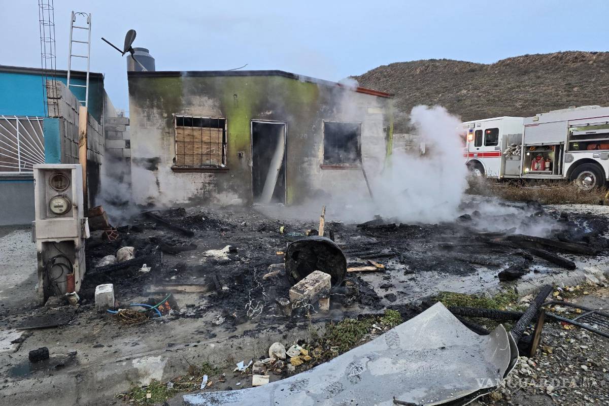 $!La rápida intervención de los bomberos evitó que el fuego afectara a casas vecinas.