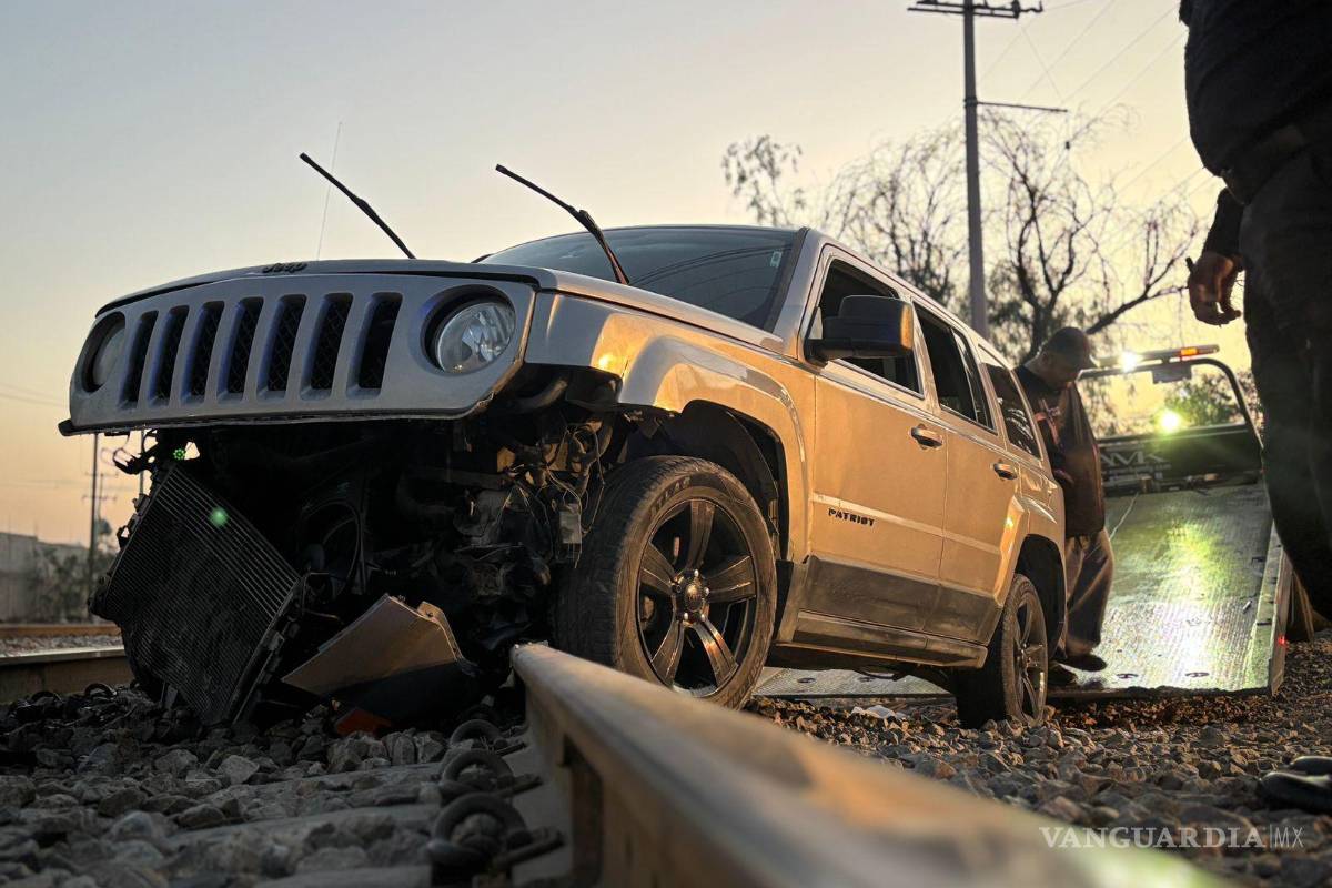 Usa la banqueta como rampa y termina sobre las vías del tren en Saltillo; hay tres heridos