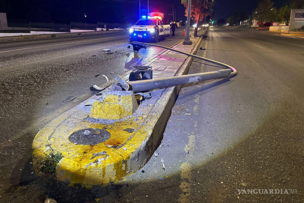 $!El semáforo derribado quedó destruido en el camellón central de la calle Mariano Abasolo.