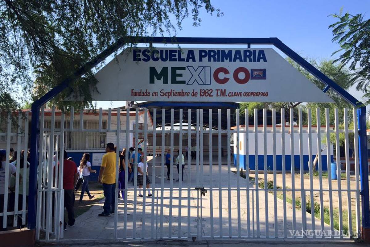 Padres toman escuela de Monclova por falta de maestro