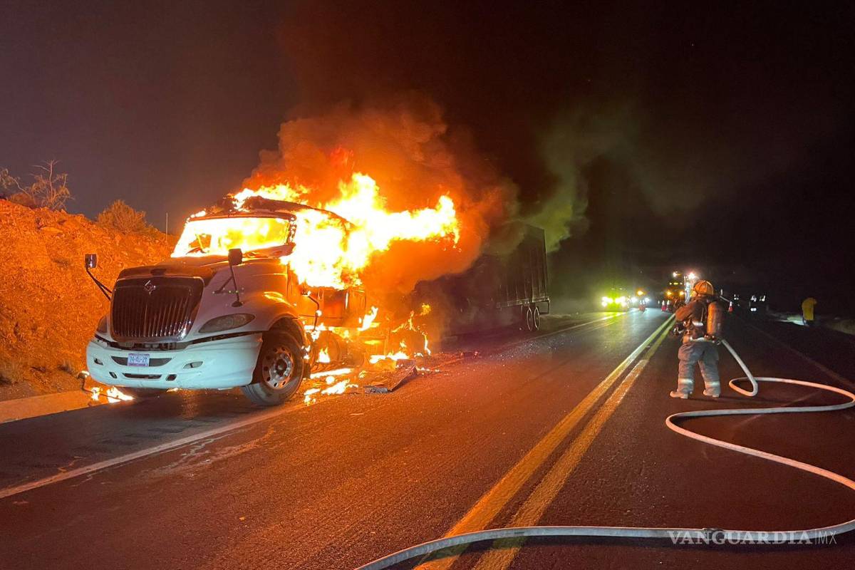 Ramos Arizpe: sufre incendio tráiler cargado con refrescos en Libramiento Norponiente