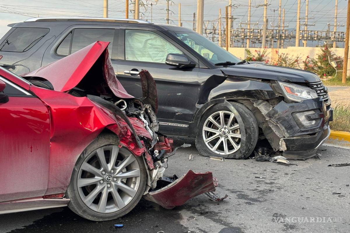 Conductor provoca aparatoso accidente, en Saltillo