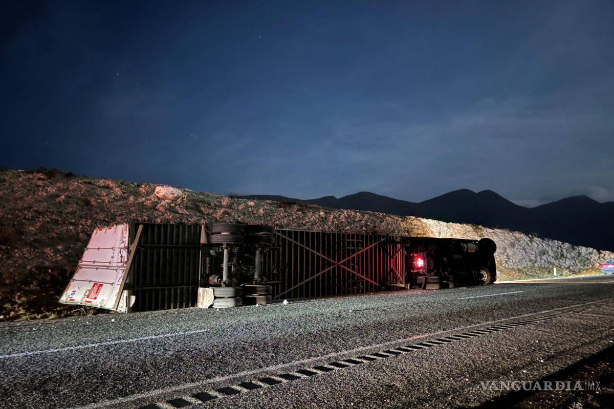 Tractocamión vuelca sobre la carretera libre Saltillo–Monterrey; el conductor resultó ileso