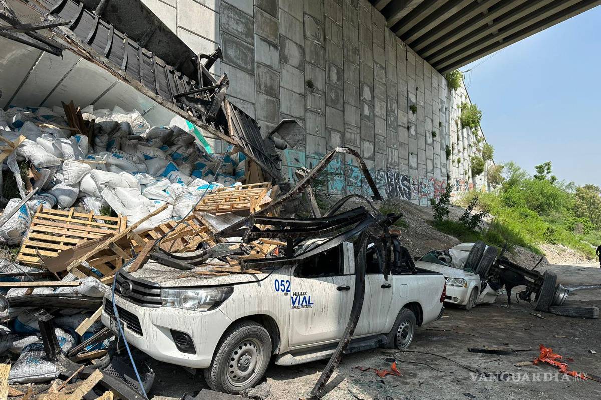 Un tráiler cayó desde puente de la autopista Monterrey-Saltillo