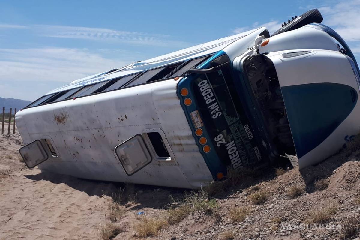 Por lo menos 16 pasajeros lesionados en volcadura de autobús en la Torreón-San Pedro