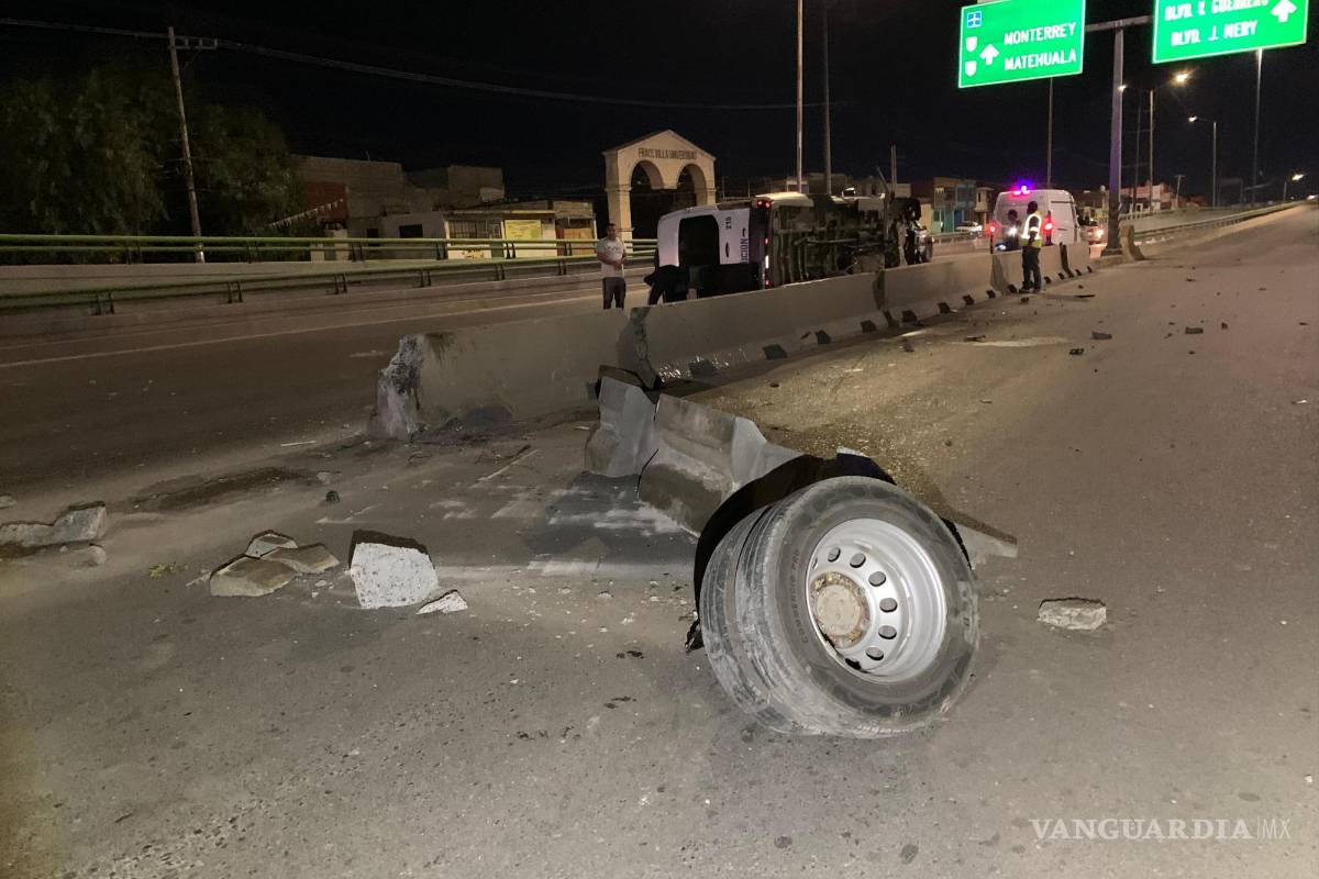 Camioneta choca y ‘vuela’ transporte de personal en periférico LEA de Saltillo; operador resulta lesionado