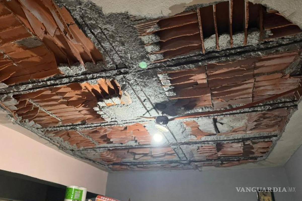 $!Mientras dormía, a mujer le cae parte del techo de su vivienda, en NL