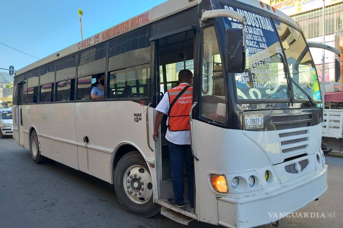 Sanitizan en Torreón paradas de autobús y revisa condiciones higiénicas en transporte público