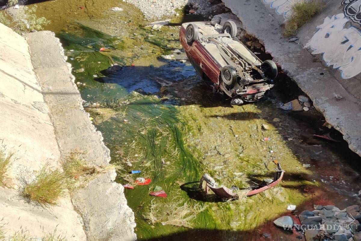 Pareja sufre volcadura en bulevar fundadores de Saltillo y cae a arroyo