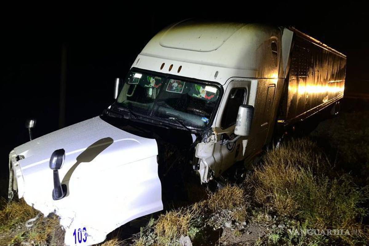 $!Peritos de la Fiscalía General del Estado llevan a cabo las diligencias pertinentes para determinar las circunstancias del accidente y la causa del fallecimiento.