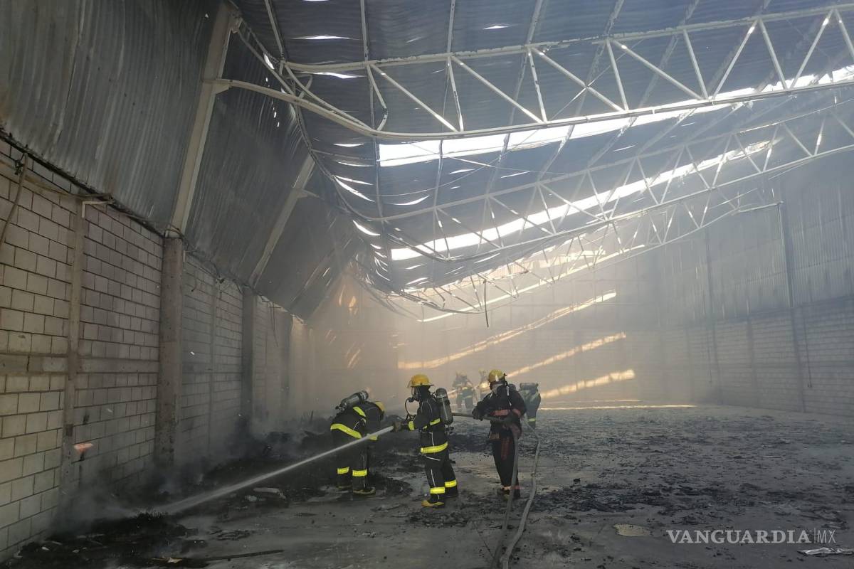Fuego en una bodega de muebles en Torreón deja sólo daños