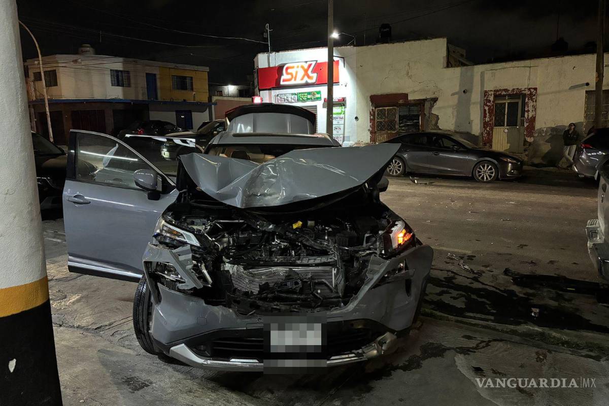 Ignora alto y provoca aparatoso choque múltiple en el centro de Saltillo