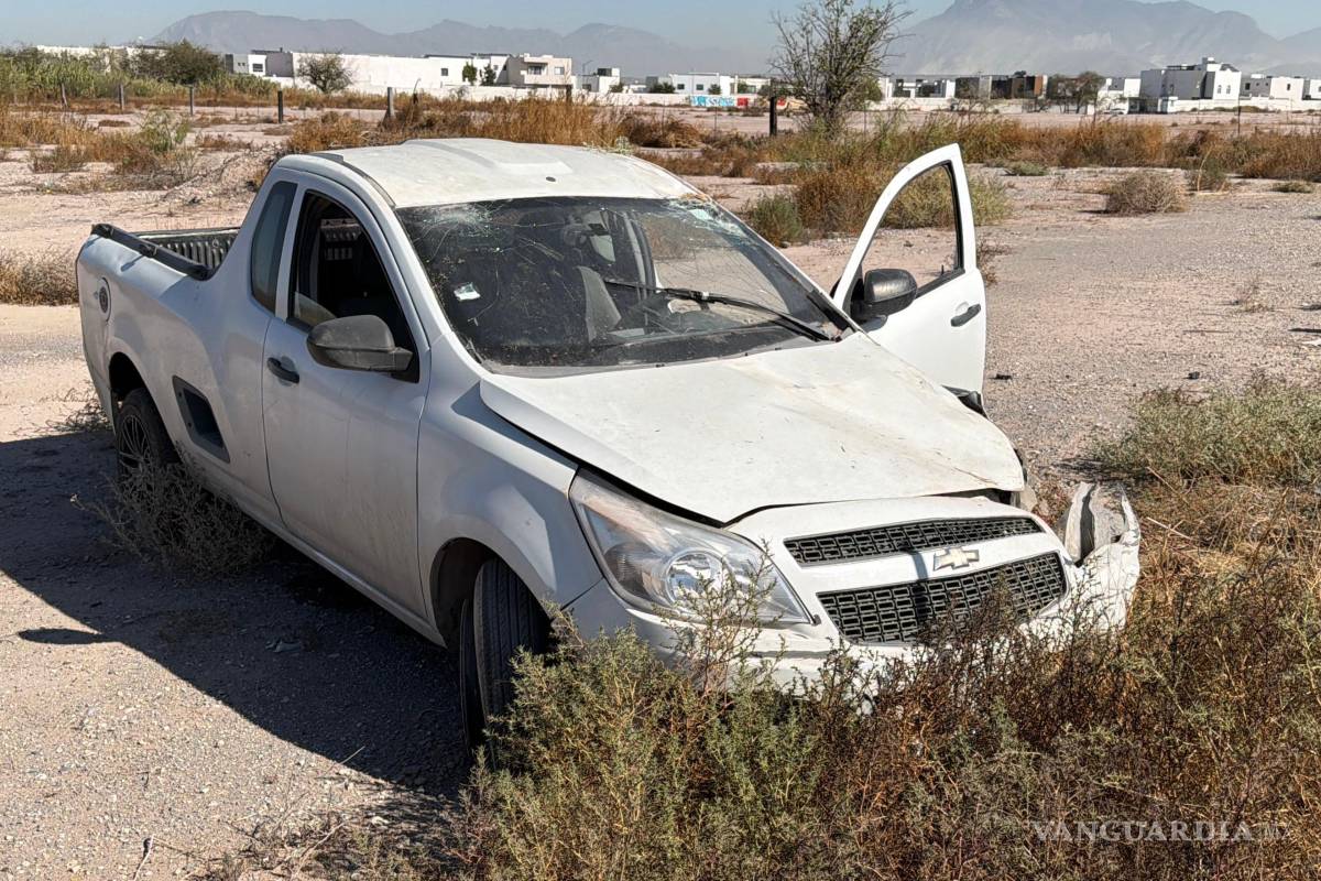 Vuelca al ser embestido por auto que se atravesó al norte de Saltillo