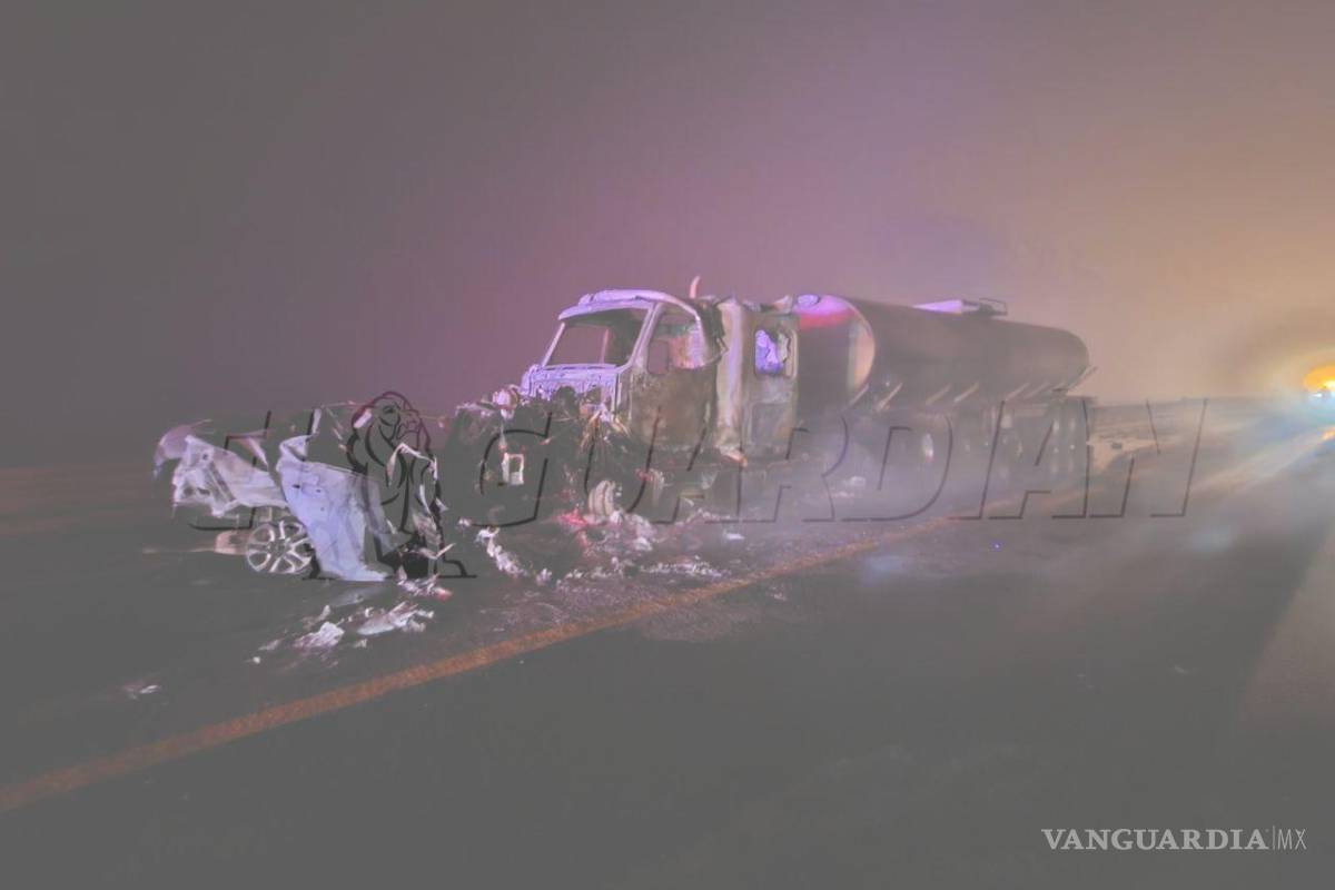 $!La Guardia Nacional acudió al sitio para coordinar el cierre vial y apoyar las labores de los bomberos en el kilómetro 3 de la vía.