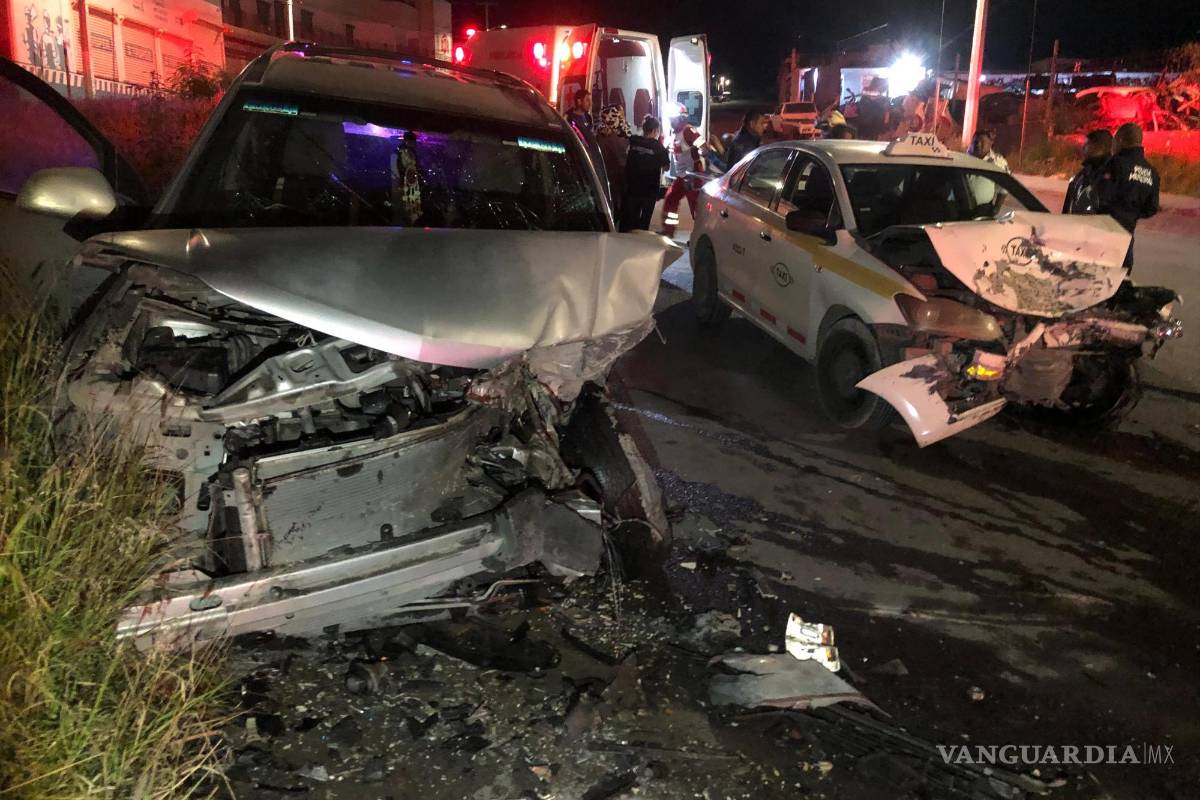 Taxista en presunto estado de ebriedad invade carril y provoca percance; lo trasladan herido a hospital de Saltillo