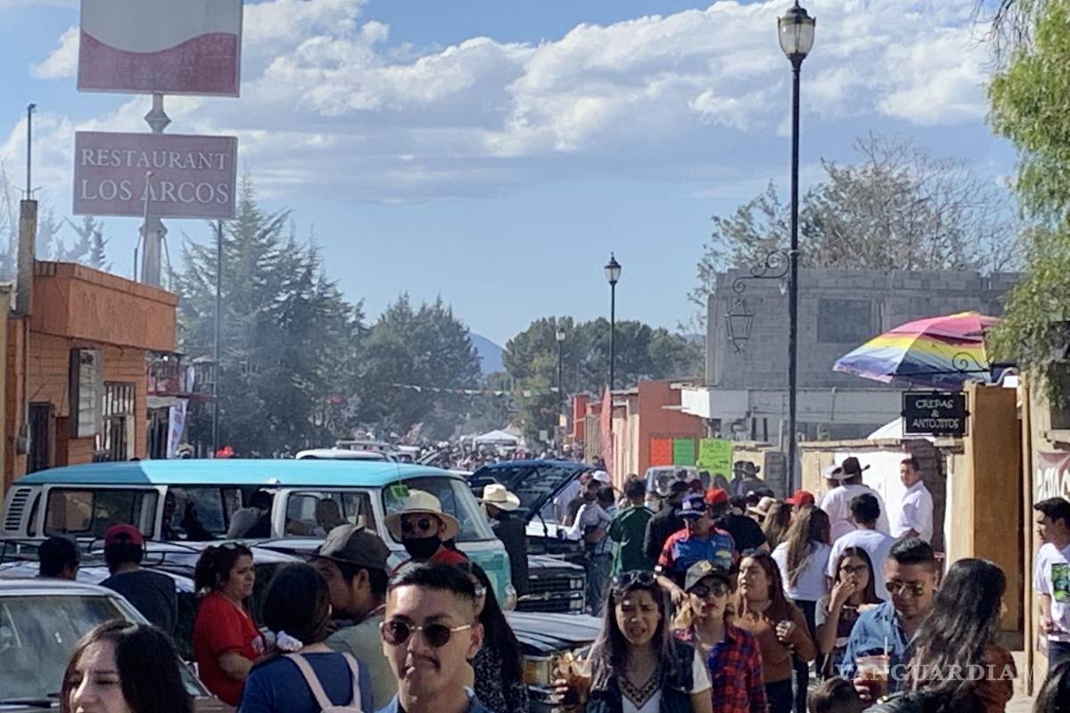 Abarrotan San Antonio de las Alazanas por autos clásicos