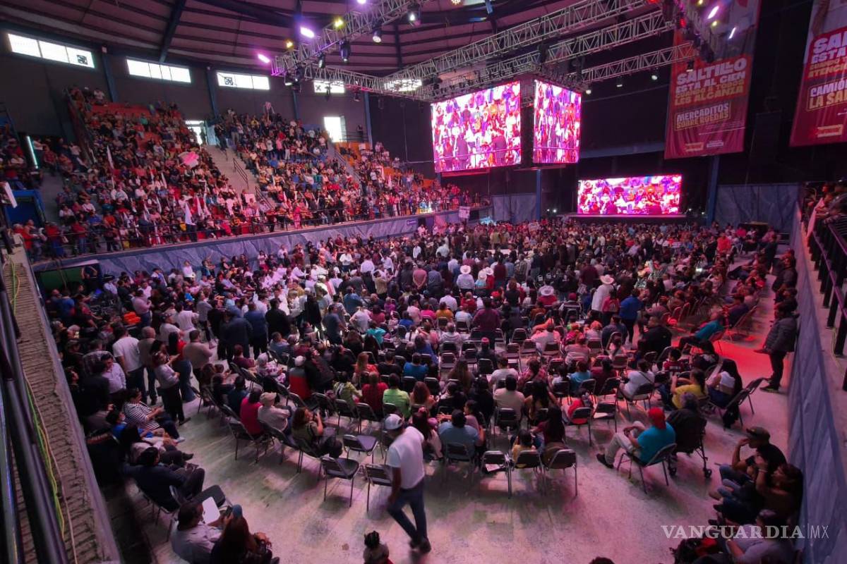 $!El diputado local de Morena, Alberto Hurtado, presentó su segundo informe de actividades ante un auditorio lleno en Saltillo.