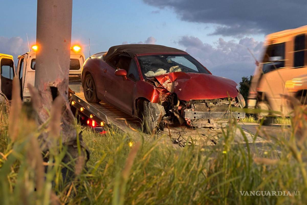 Conductor choca contra luminaria frente a DeAcero; no hubo heridos graves, en Saltillo