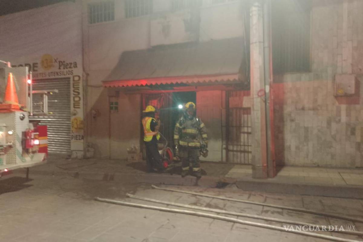 Bomberos atienden supuesto incendio en bar de Saltillo y solo estaban fumigando; dueño reclama daños