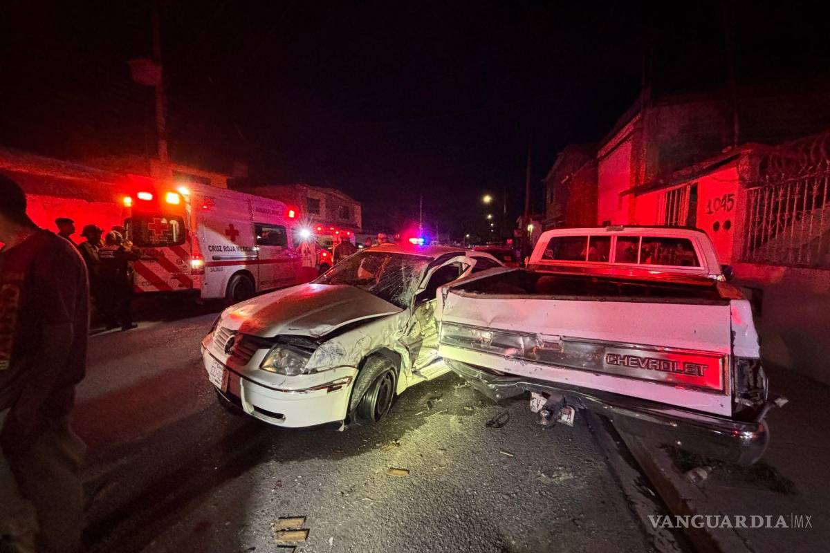 Saltillo: huyen de retén y chocan contra dos autos; conductor y acompañante terminan lesionados