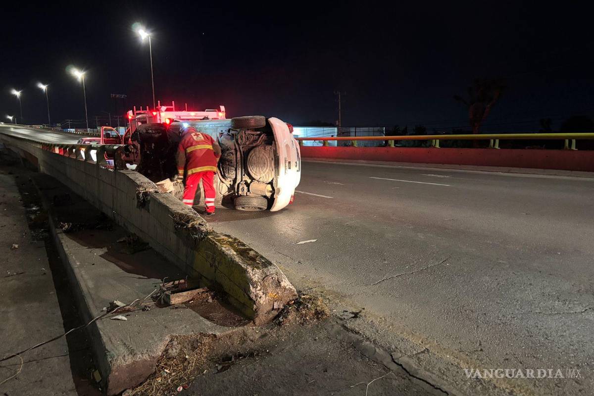 $!Paramédicos de la Cruz Roja brindaron atención al conductor, quien sufrió un golpe en la nariz.