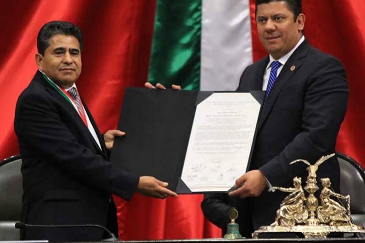 Premian diputados a migrante mexicano