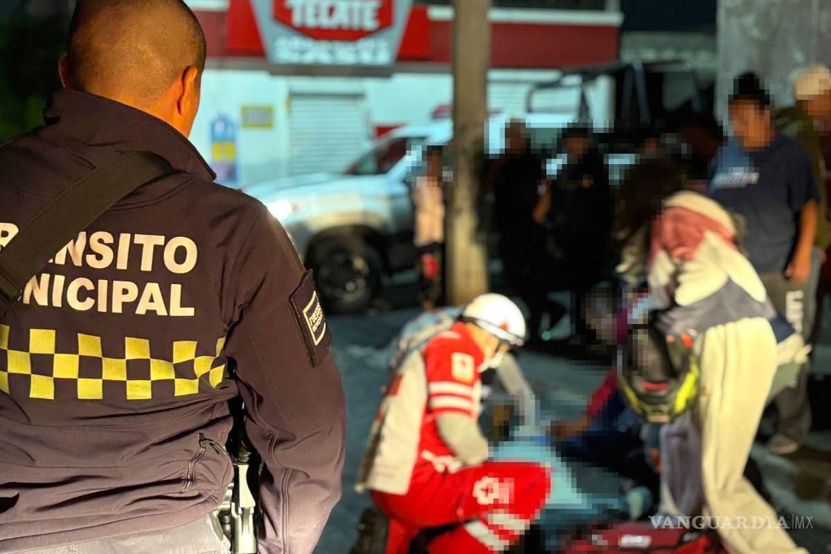 Motociclistas ignoran el alto y son embestidos por una camioneta en Saltillo; hay dos lesionados