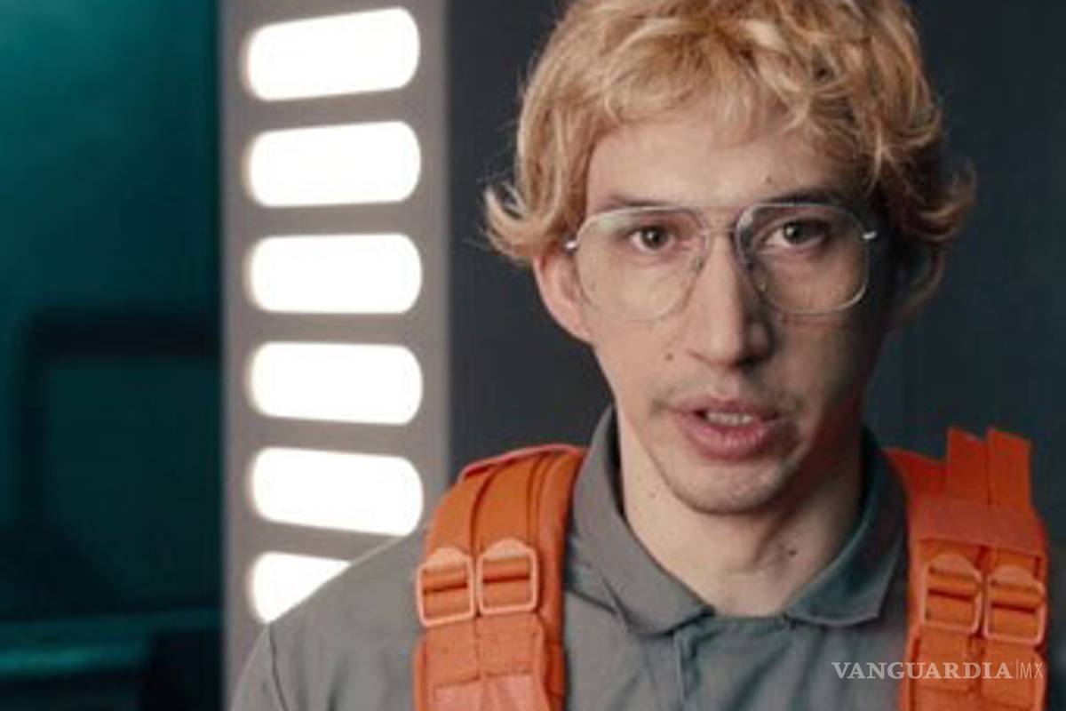 Kylo Ren se disfraza para saber que opinan de él en la base Starkiller (video)