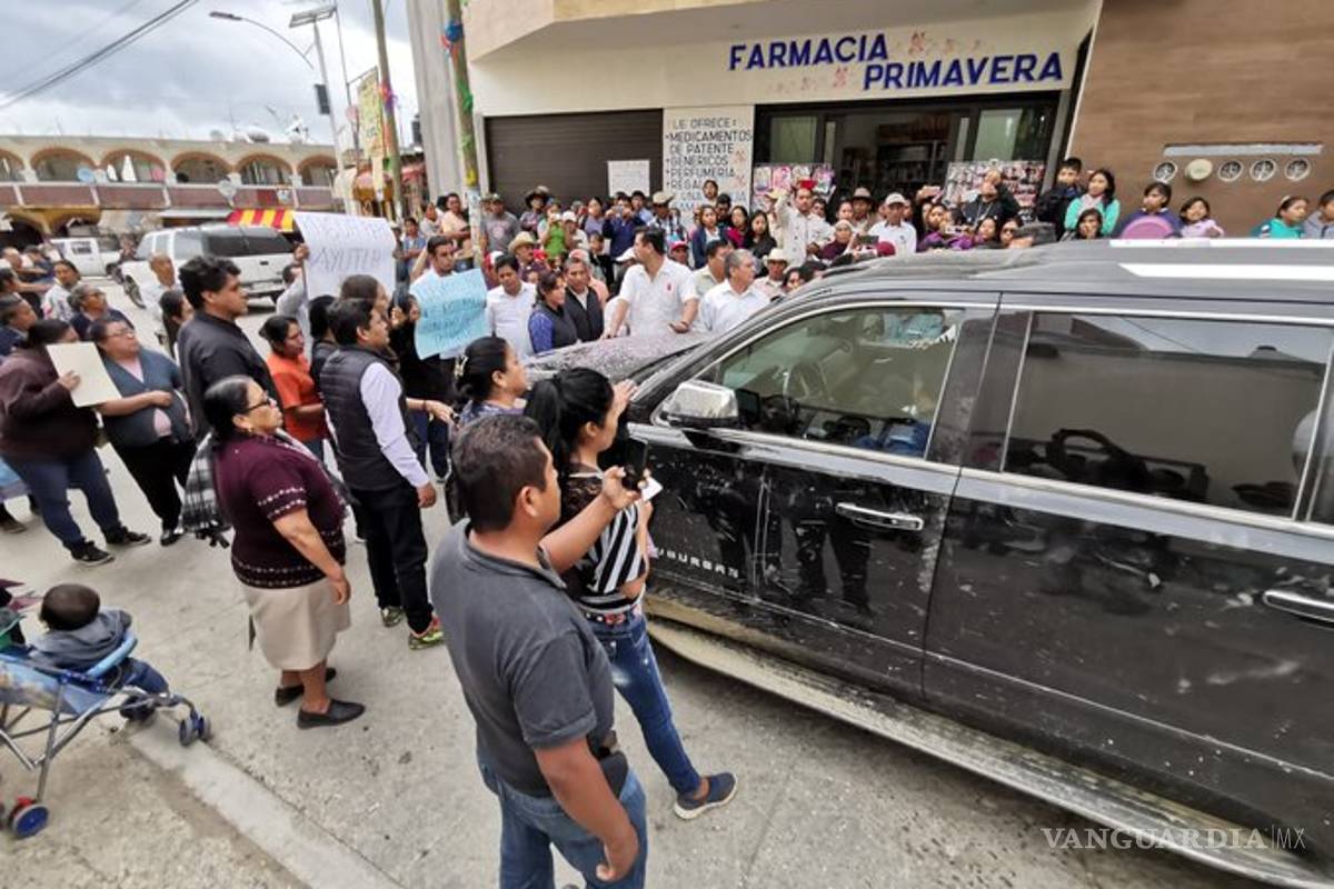 Habitantes de Oaxaca retienen a AMLO para exigirle agua