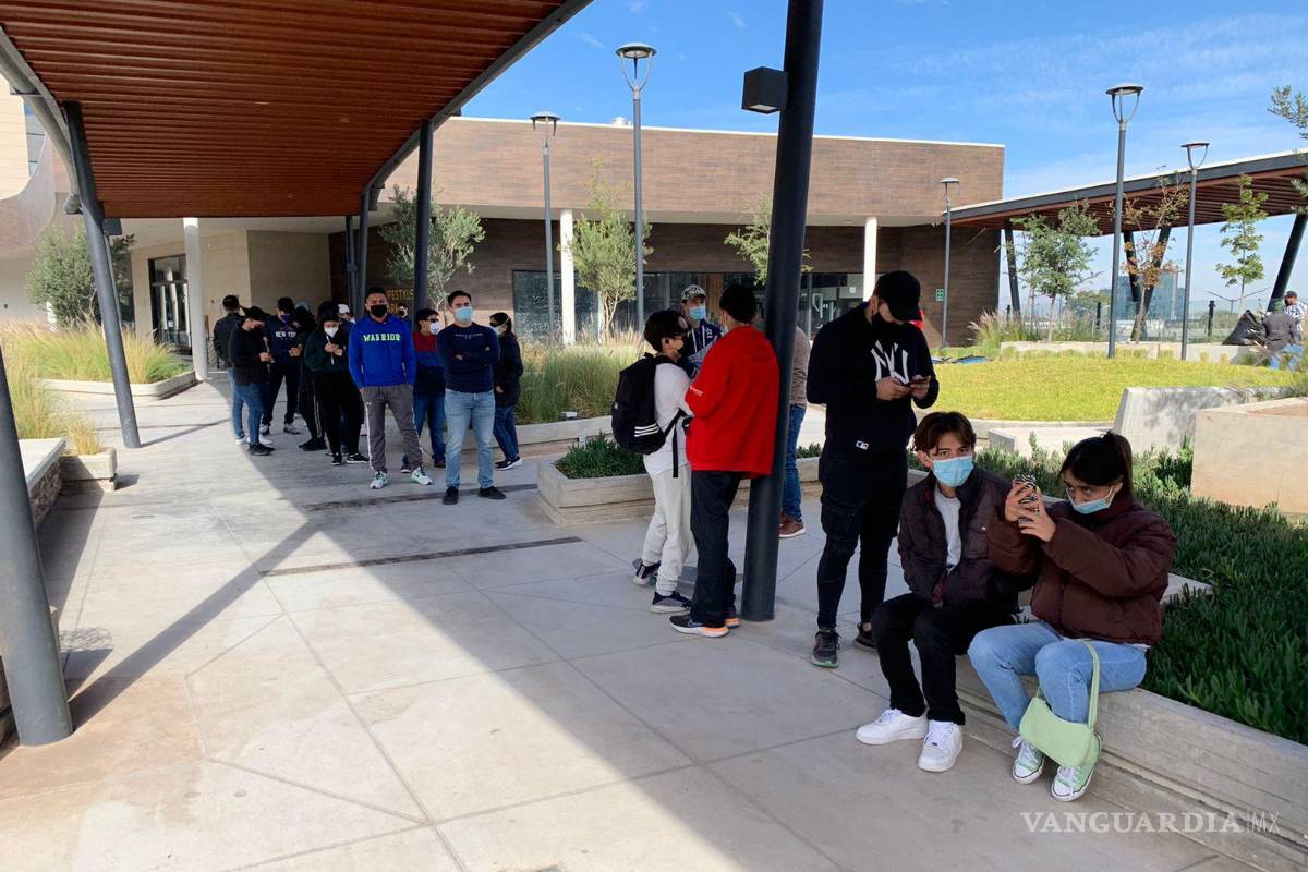 Rezagados de Saltillo exigen ser inmunizados fuera de su turno y usuarios les reclaman que para Spider-Man si hacen fila
