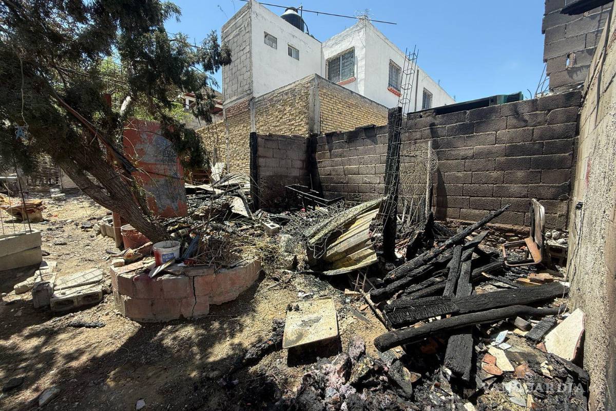 Incendio en colonia Universo consume bodega de ropa en Saltillo