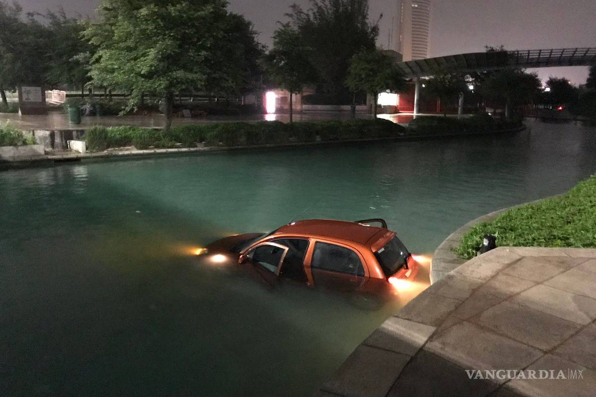 Pareja cae al agua y deja su auto en el Paseo Santa Lucía de Nuevo León