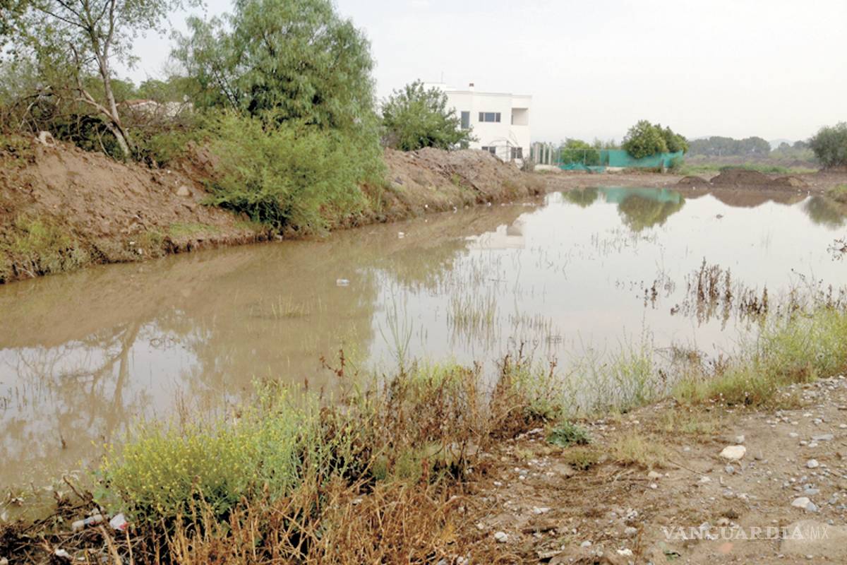Frenan vecinos canalización de arroyo en Saltillo
