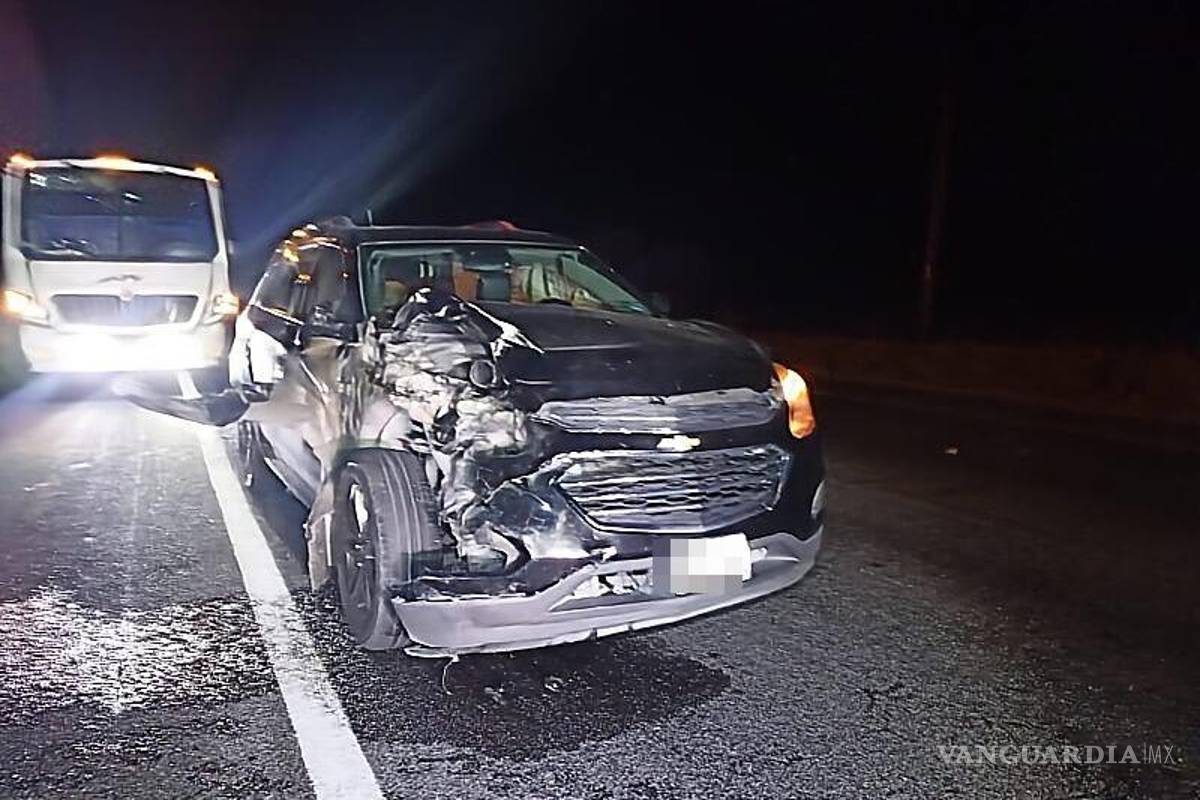 Choca pareja texana contra vaca en en la carretera Saltillo-Monclova