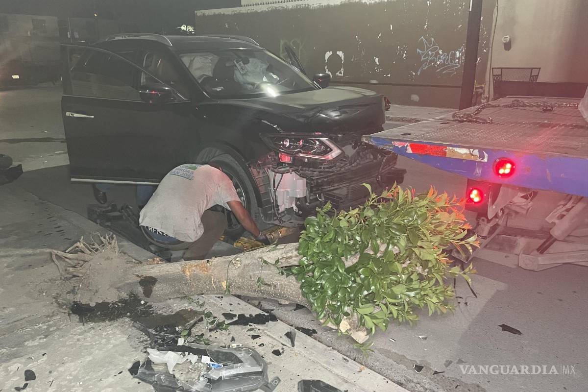 Camioneta no respeta alto y causa aparatoso choque al poniente de Saltillo