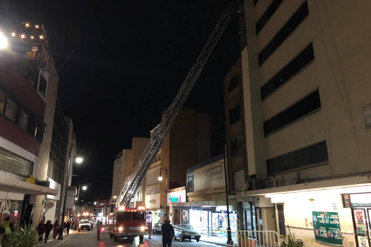 Fuertes vientos tumban parte de la fachada de un edificio en la zona Centro de Saltillo