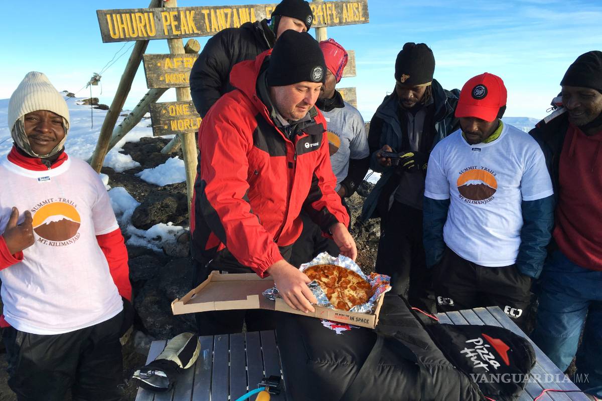 Pizza Hut rompe récord mundial; repartidor entrega pizza en la cima del monte Kilimanjaro