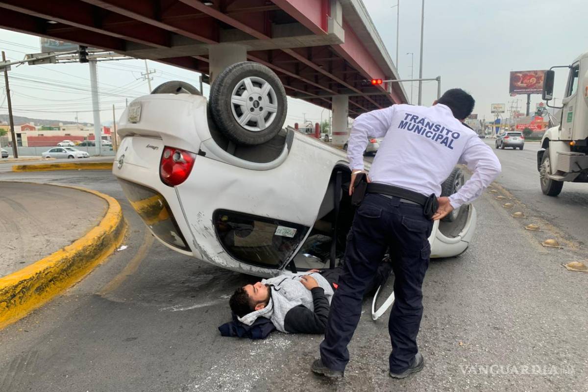 Conductor pierde el control, choca y vuelca al norte de Saltillo