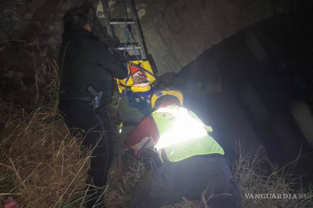 $!Para su extracción, fue necesario destruir las puertas laterales de la unidad siniestrada.