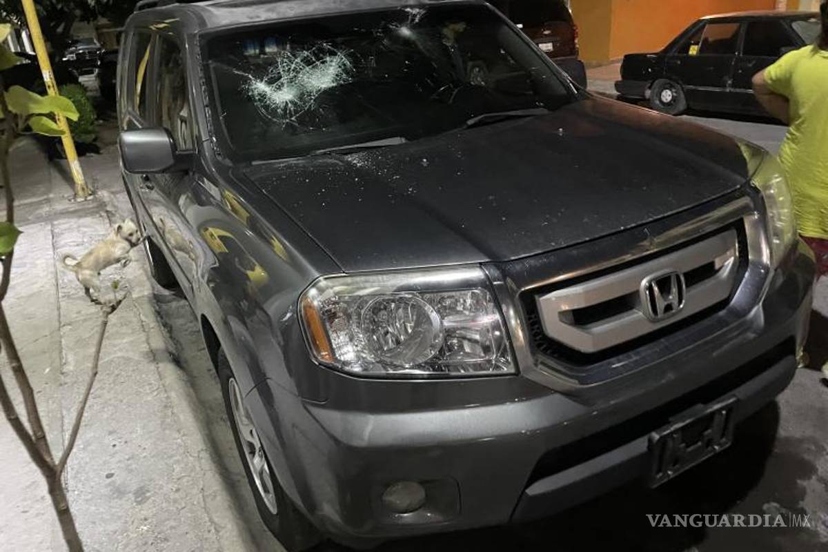 $!Varios autos de los vecinos resultaron afectados debido a las pedradas que realizaba el joven desde lo alto.