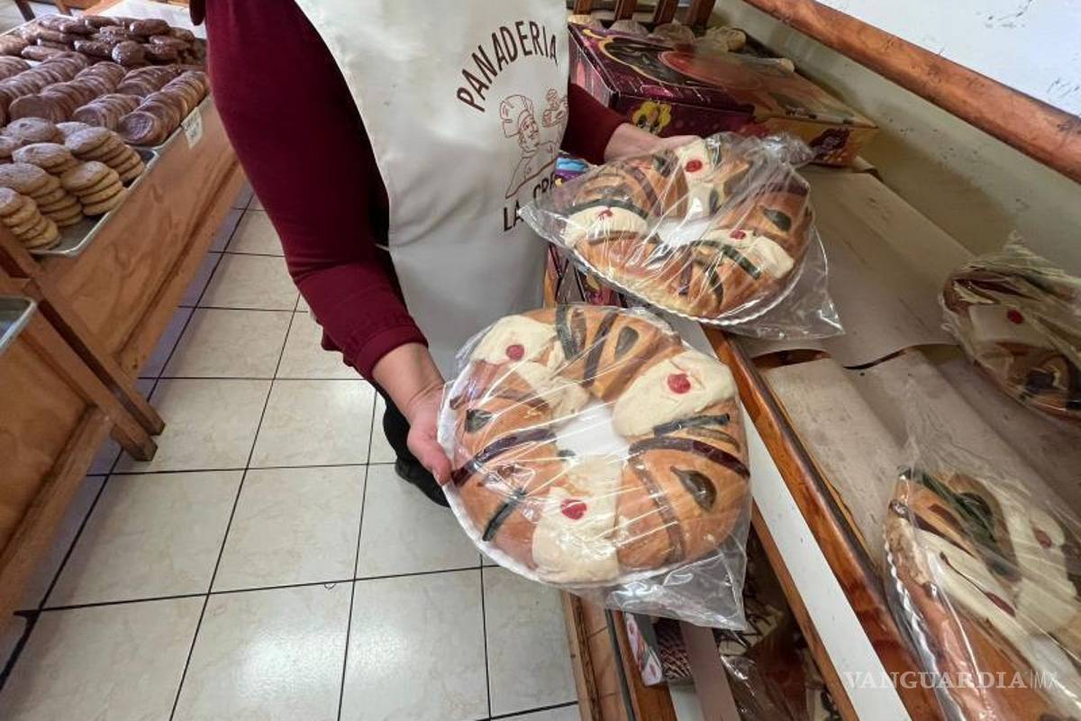 $!Harina, mantequilla y fruta cristalizada dan forma a la Rosca de Reyes, un pan que cada enero convoca a familias y compañeros de trabajo en Saltillo.